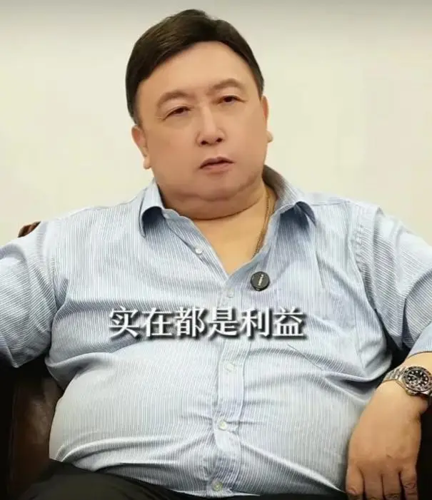 陪睡陪玩只是冰山一角！因不愿陪酒被男明星打骨折，周杰真说对了