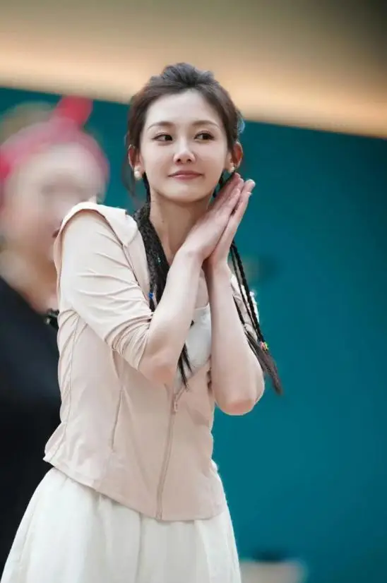 陪睡陪玩只是冰山一角！因不愿陪酒被男明星打骨折，周杰真说对了