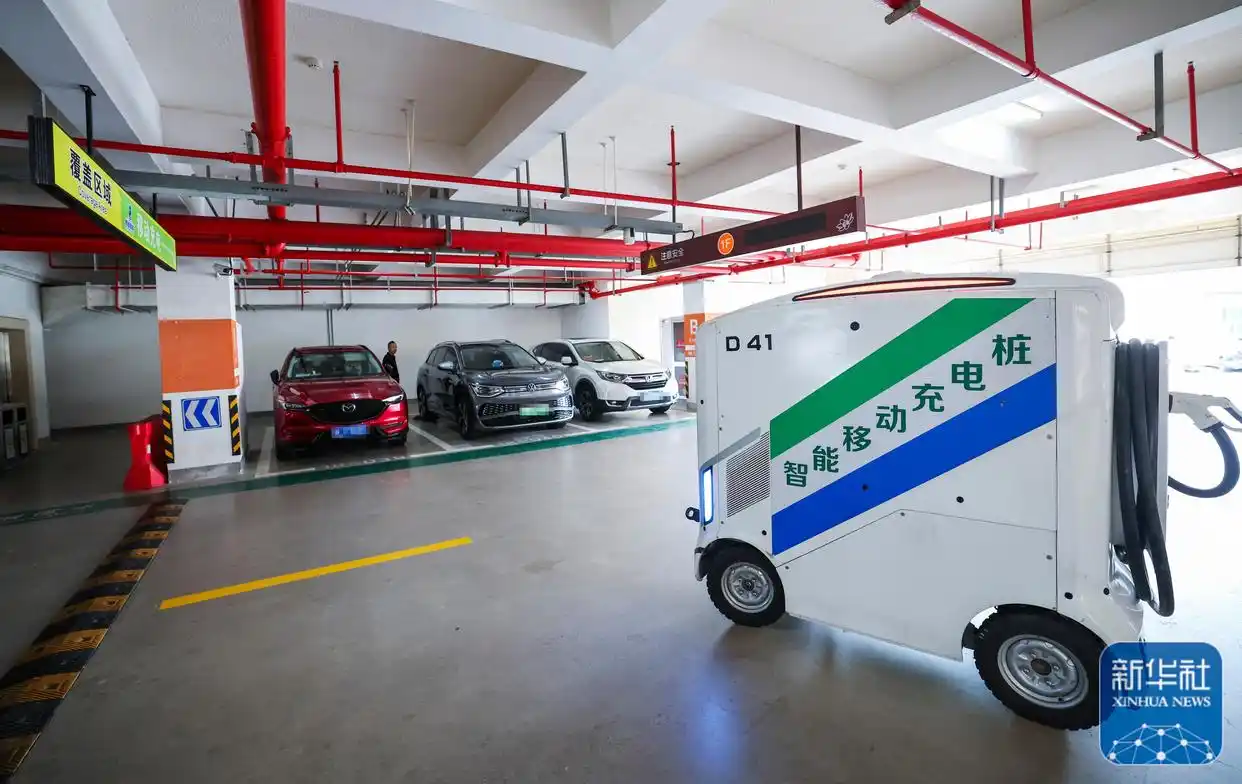 浙江舟山：无人充电车助力海岛旅游“绿色出行”