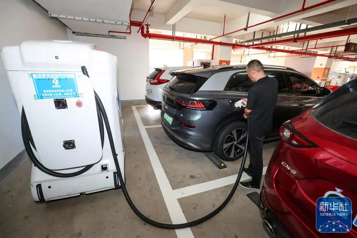 浙江舟山：无人充电车助力海岛旅游“绿色出行”