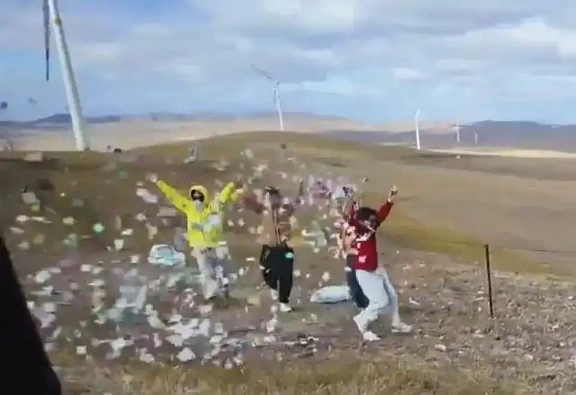 多名男女草原上跳“纸片舞”惹众怒！呼伦贝尔市林草局介入调查