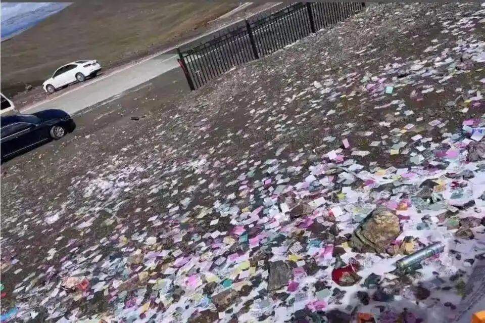 多名男女草原上跳“纸片舞”惹众怒！呼伦贝尔市林草局介入调查