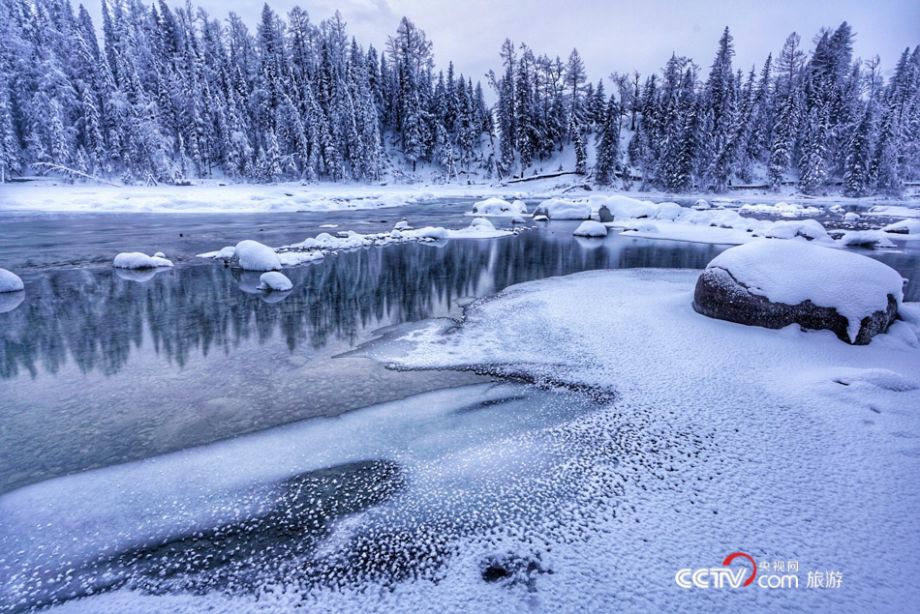 [高清组图]冰雪中的喀纳斯河 多一份纯净多一分浪漫