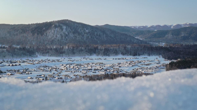 新疆喀纳斯景区百处雪崩困住游客：有人住进交警宿舍，有人乐享免费滑雪