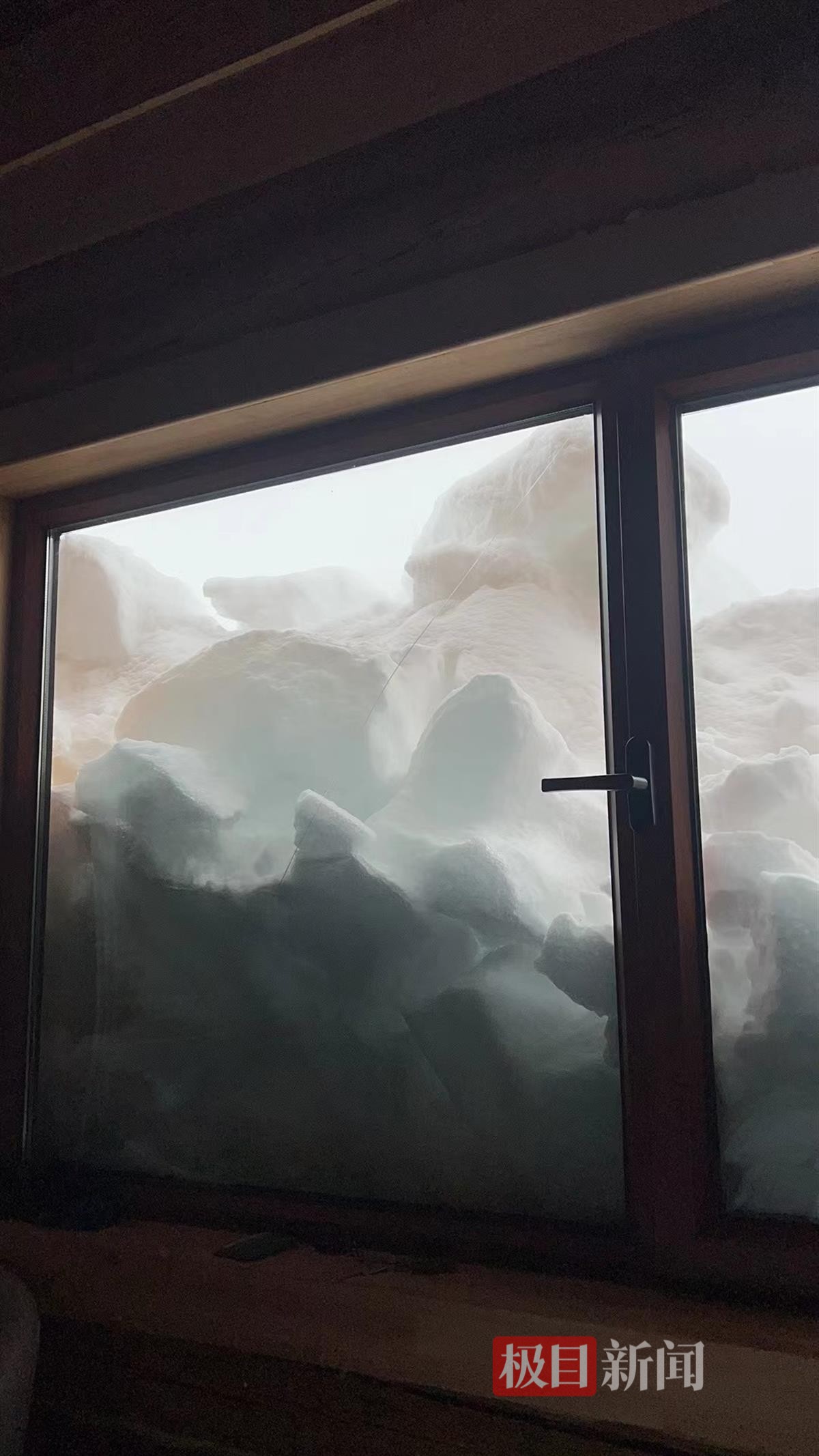 新疆喀纳斯景区百处雪崩困住游客：有人住进交警宿舍，有人乐享免费滑雪