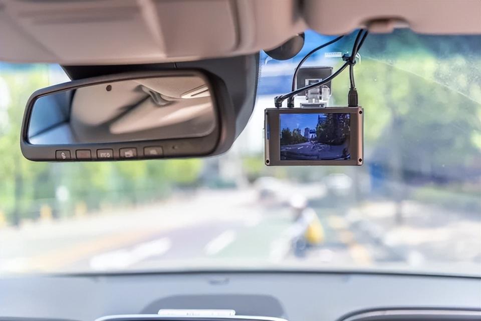 韩女星车内后座与男团成员亲密，视频曝光遭租车公司老板勒索