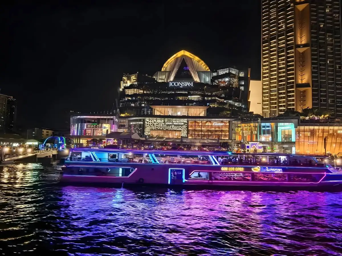 夫妇去泰国度蜜月，新娘试衣间消失，一年后发现被做成不倒翁展览