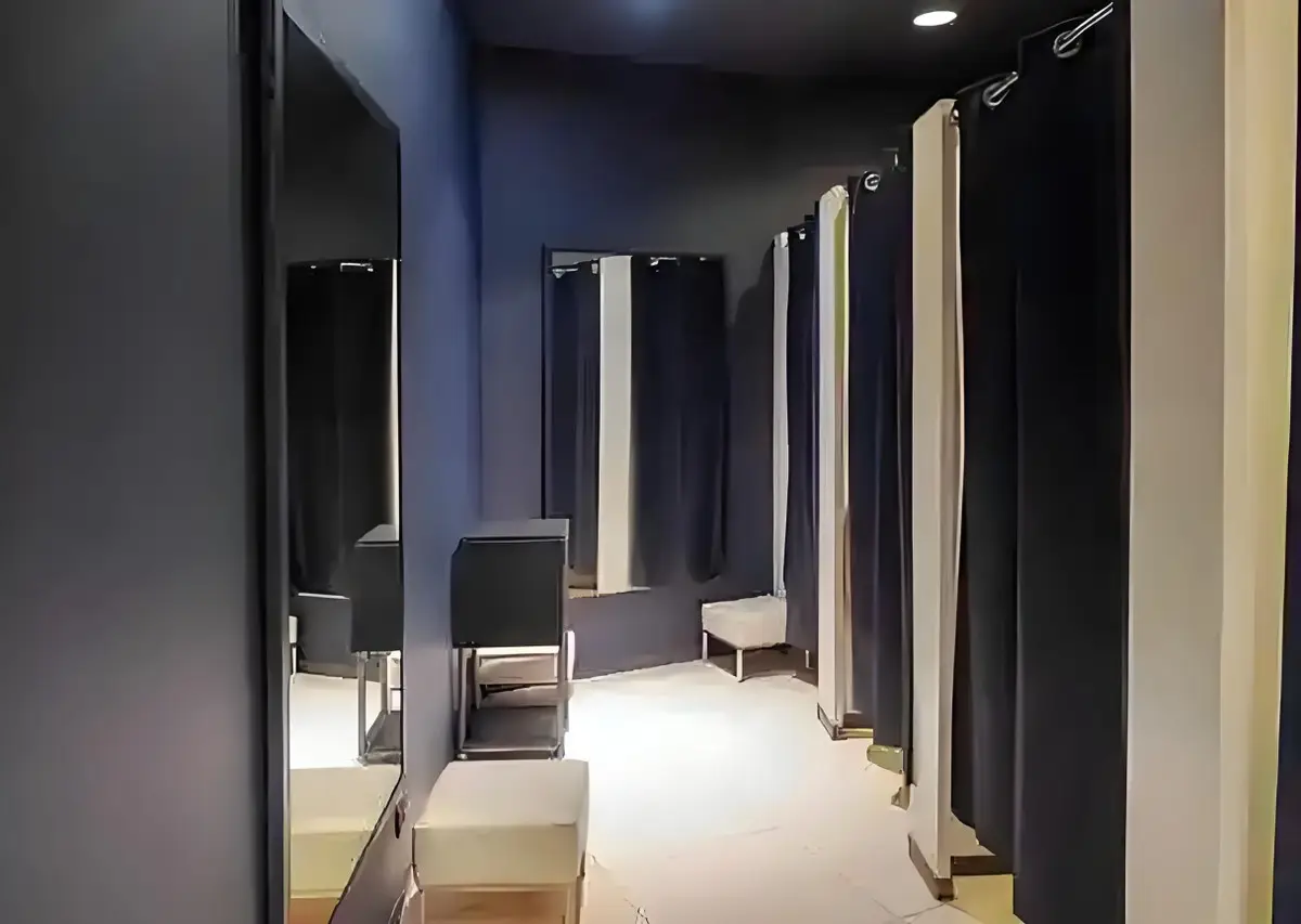 夫妇去泰国度蜜月，新娘试衣间消失，一年后发现被做成不倒翁展览