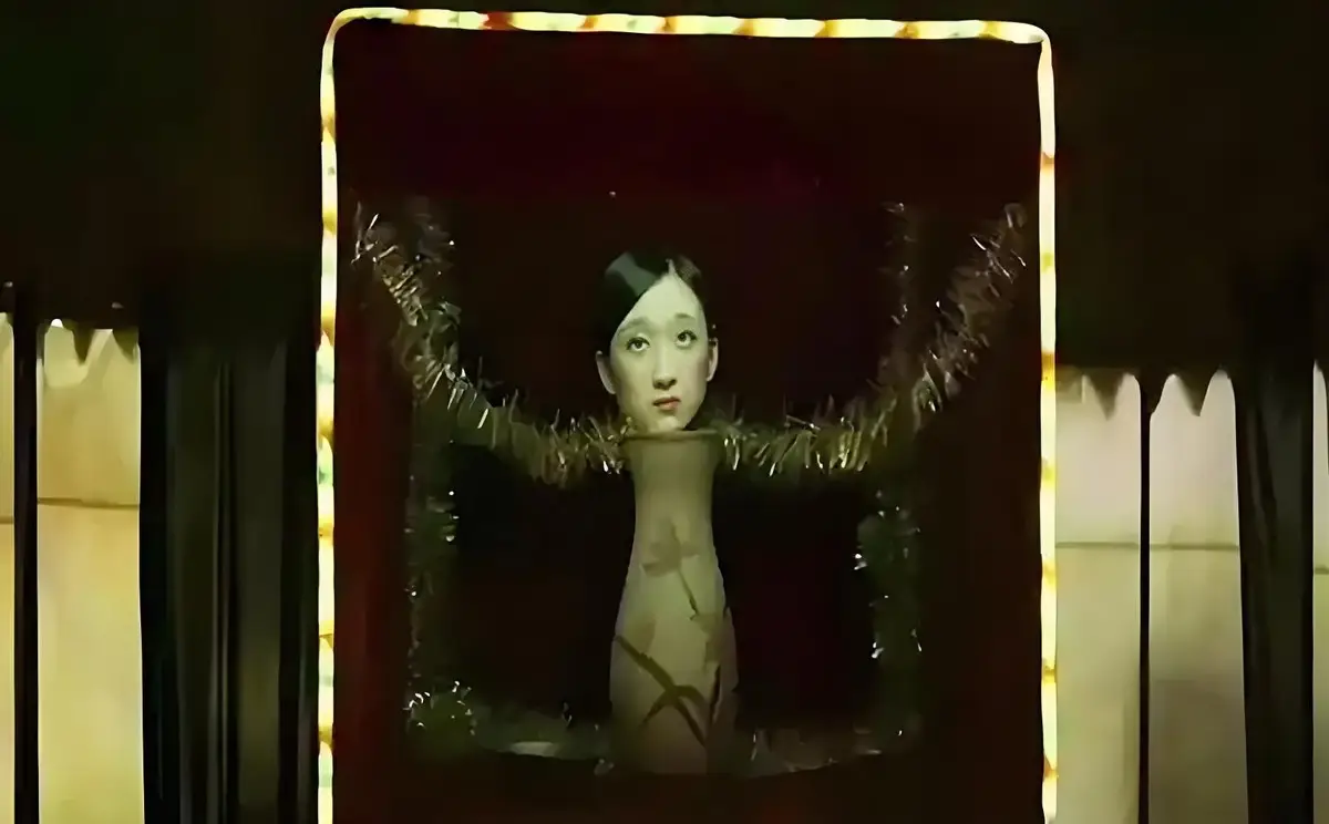 夫妇去泰国度蜜月，新娘试衣间消失，一年后发现被做成不倒翁展览