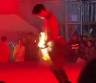 喷火表演时一男演员裤子着火脱裤自救，游乐园回应