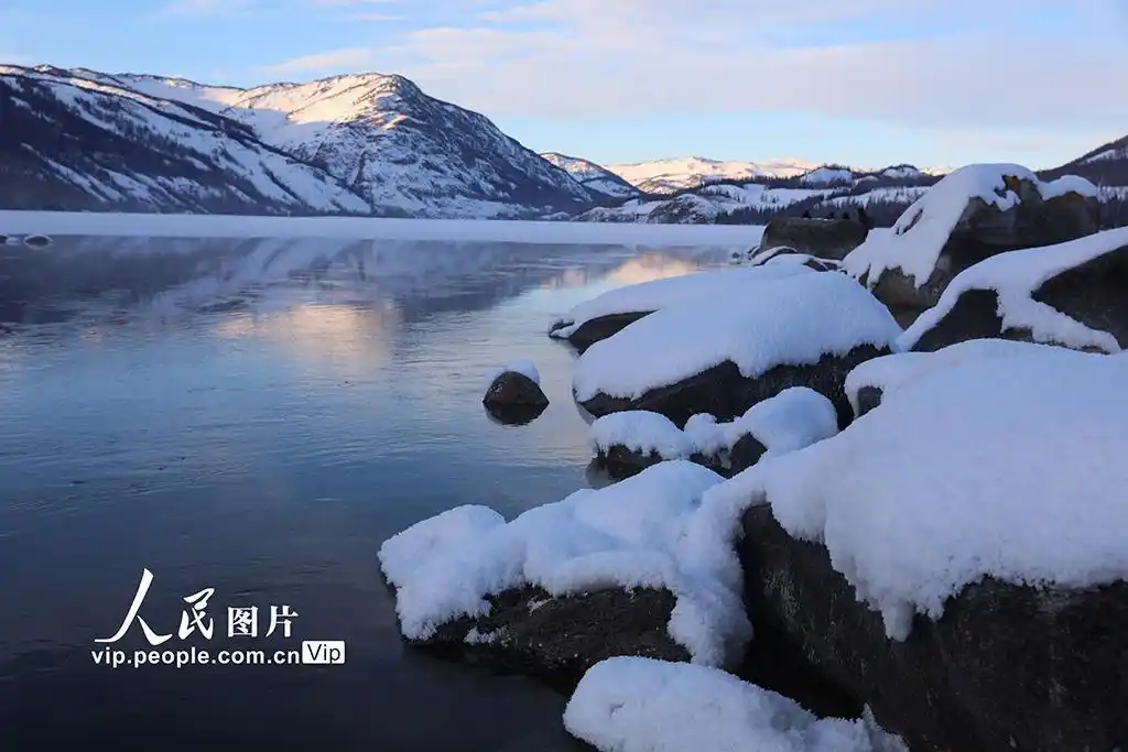 新疆阿勒泰：雪后喀纳斯湖美如仙境