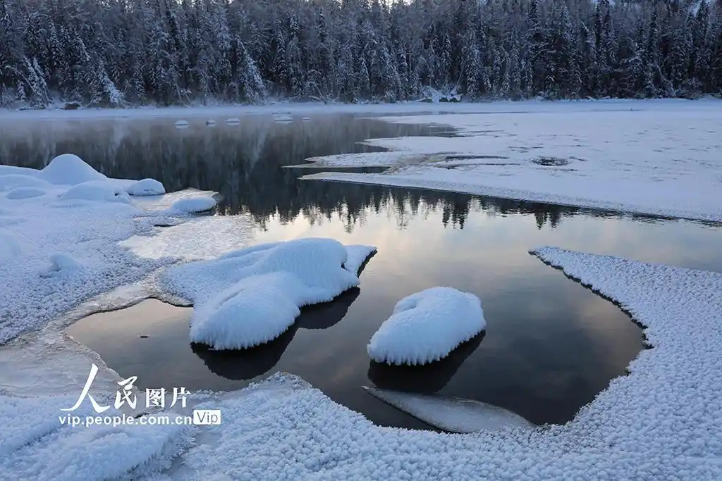 新疆阿勒泰：雪后喀纳斯湖美如仙境