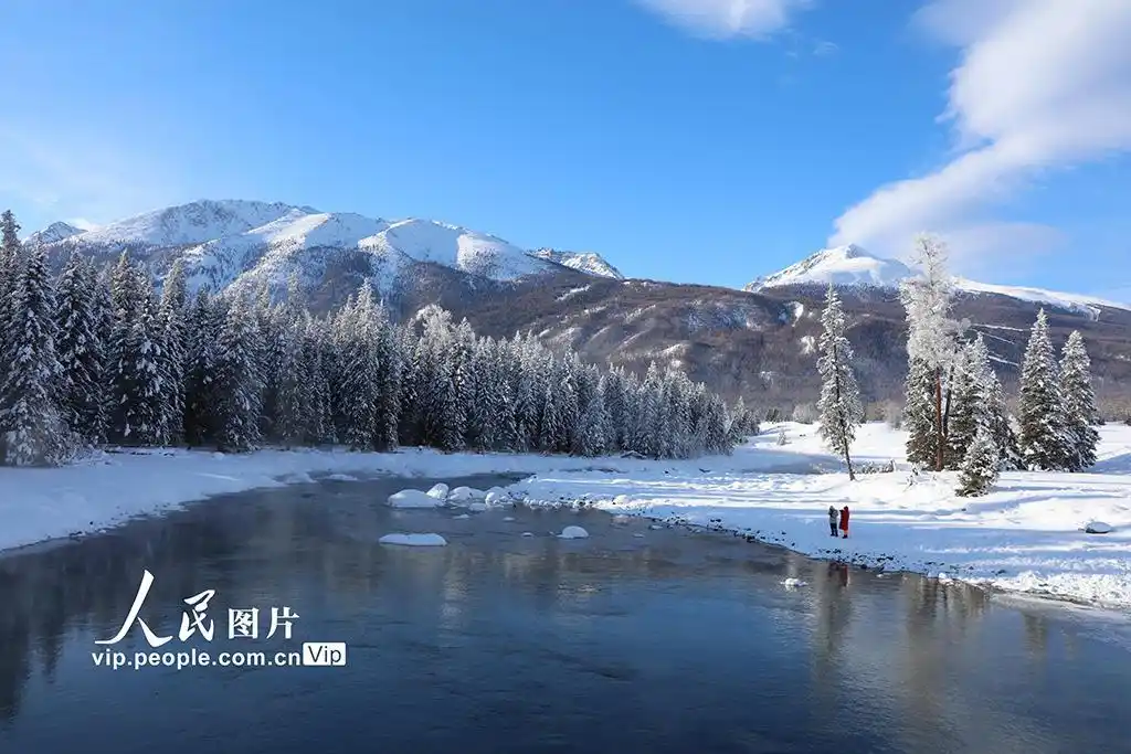 新疆阿勒泰：雪后喀纳斯湖美如仙境