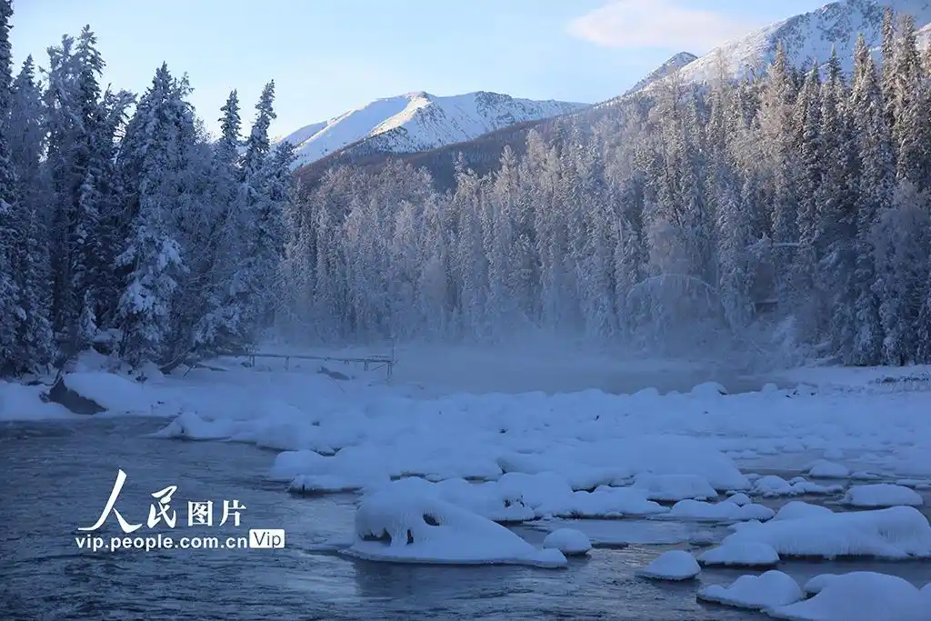 新疆阿勒泰：雪后喀纳斯湖美如仙境