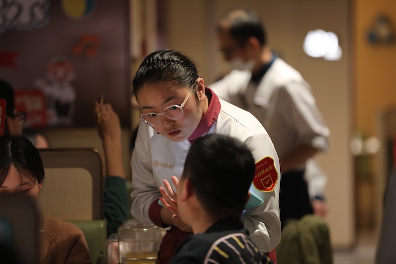 他们的故事｜春节假期游客变店员、地接6点代客排队、旅行社经理迎百人入境团