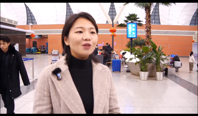 他们的故事｜春节假期游客变店员、地接6点代客排队、旅行社经理迎百人入境团