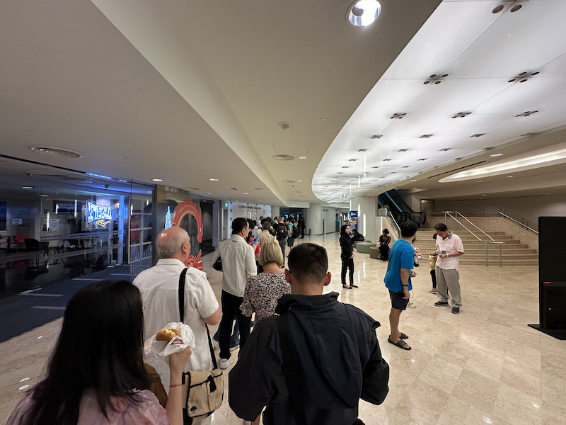 他们的故事｜春节假期游客变店员、地接6点代客排队、旅行社经理迎百人入境团