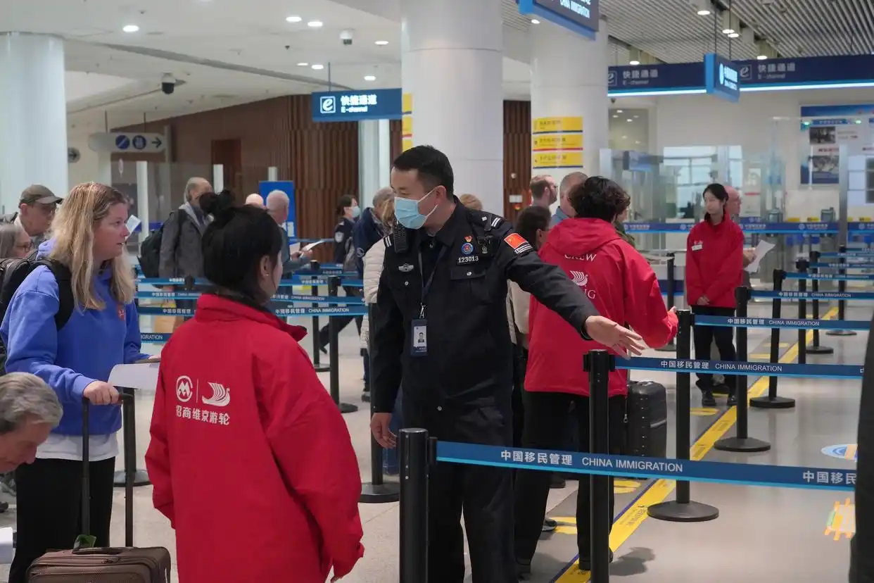 我国首艘五星红旗豪华邮轮“招商伊敦号”在天津首次开启“境内+境外”游