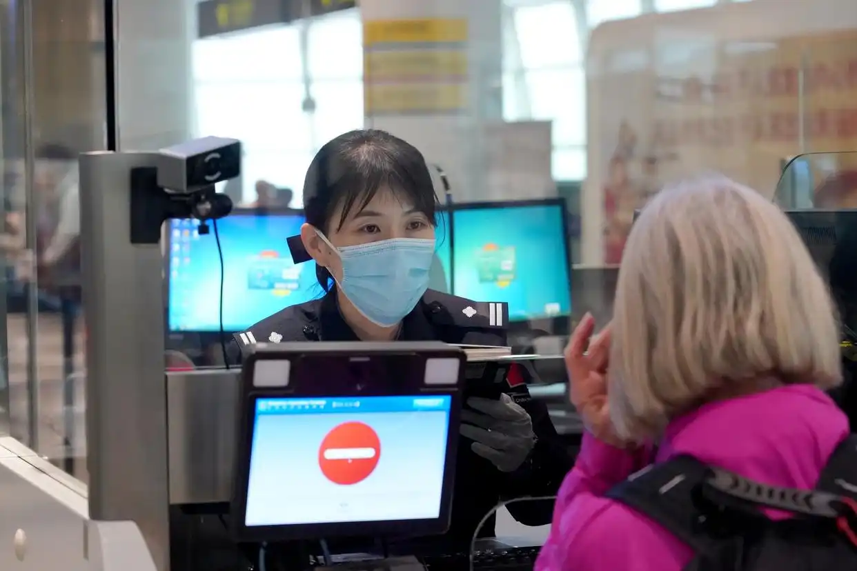 我国首艘五星红旗豪华邮轮“招商伊敦号”在天津首次开启“境内+境外”游