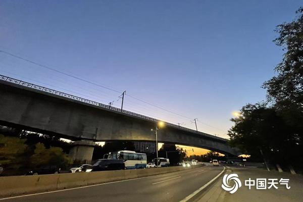 北京今天晴冷持续最低气温2℃ 明天迎降水过程高海拔山区有小雪