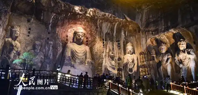 河南洛阳龙门石窟重启“夜游”
