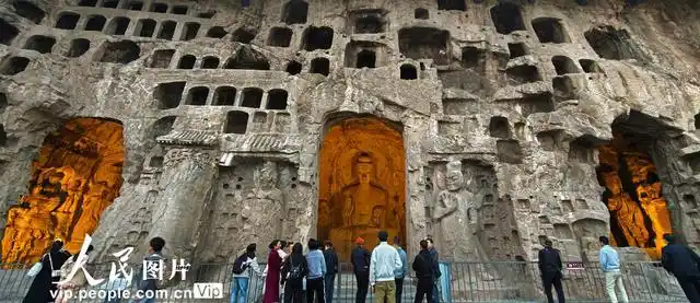 河南洛阳龙门石窟重启“夜游”