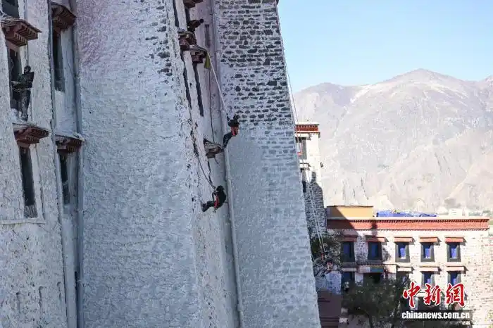 西藏布达拉宫迎“年度美容”
