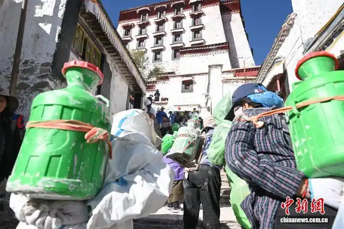 西藏布达拉宫迎“年度美容”