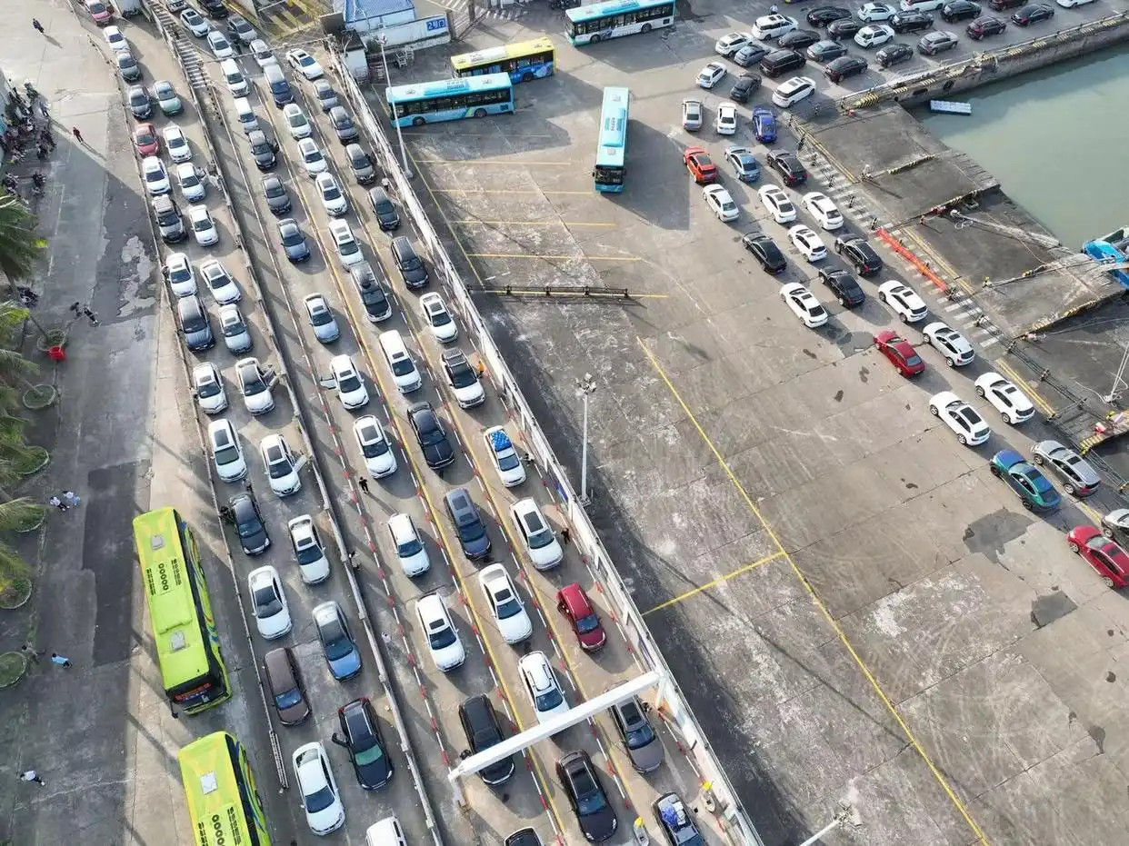 带车出岛“一票难求”，新能源车主海南突围