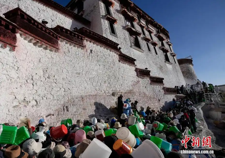 西藏布达拉宫迎年度“美颜”