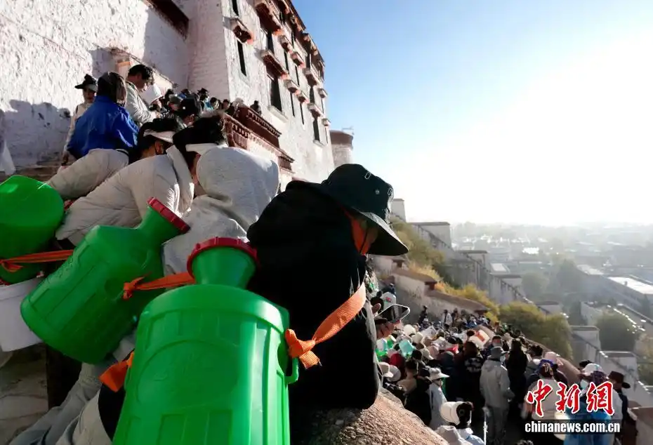 西藏布达拉宫迎年度“美颜”