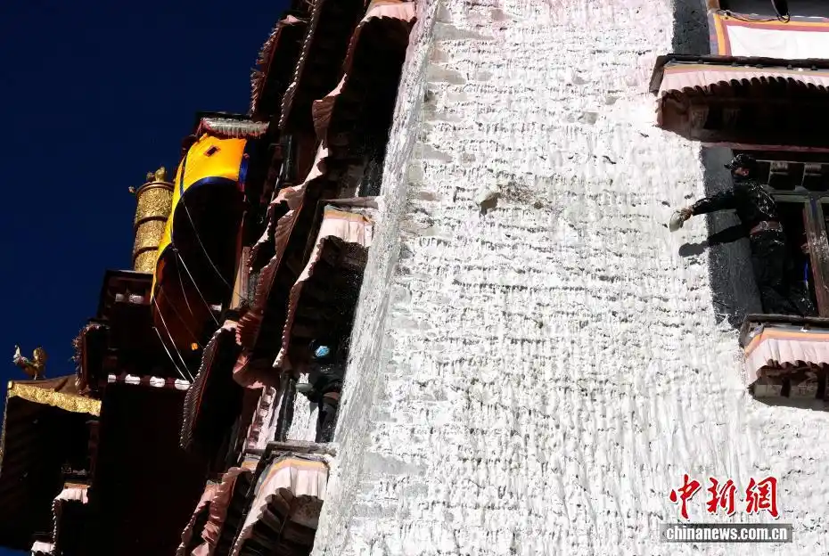 西藏布达拉宫迎年度“美颜”