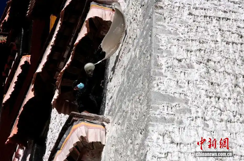 西藏布达拉宫迎年度“美颜”