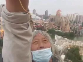 女儿帮开2888元游乐园年卡，75岁大爷最高纪录一天坐43次过山车