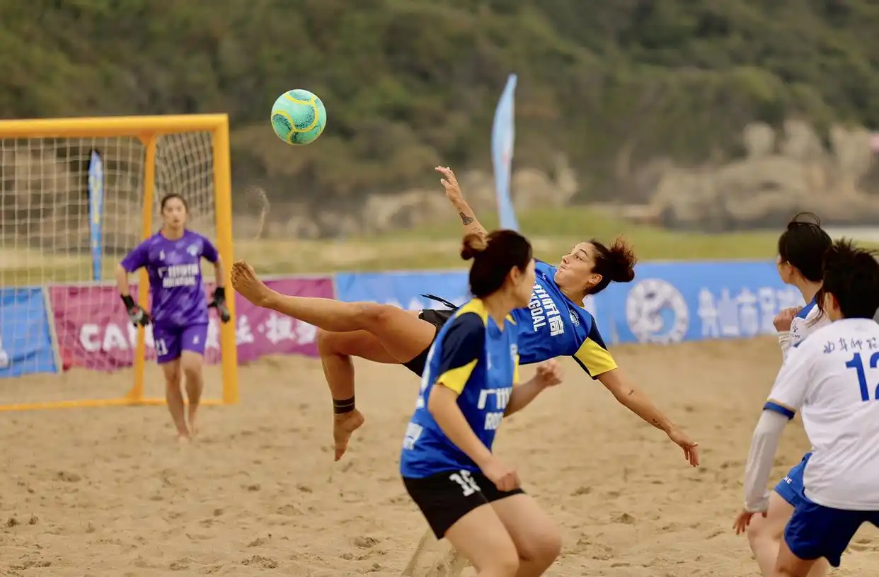 全国女子沙足锦标赛舟山桃花岛开赛 首支国家队选拔同步启动