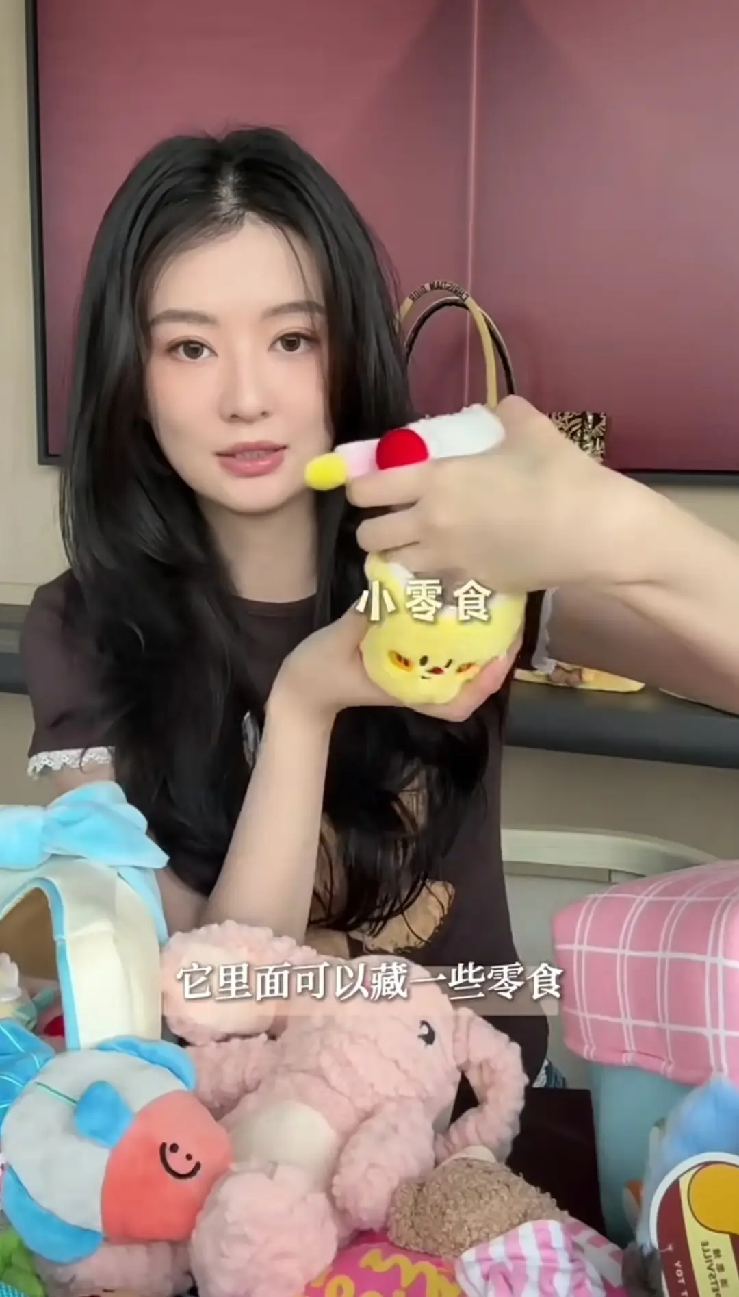 乔欣南非旅游回国，老公赖柏霖带狗游泳好温柔，豪宅带泳池很奢华