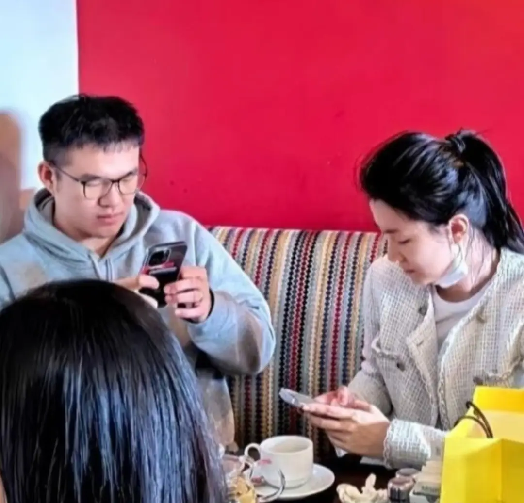 乔欣南非旅游回国，老公赖柏霖带狗游泳好温柔，豪宅带泳池很奢华