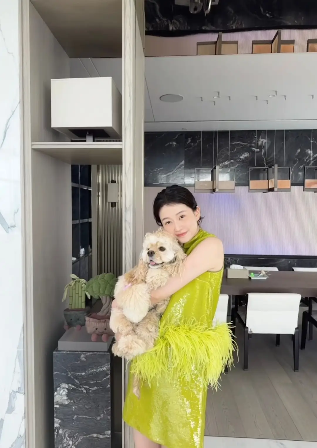 乔欣南非旅游回国，老公赖柏霖带狗游泳好温柔，豪宅带泳池很奢华
