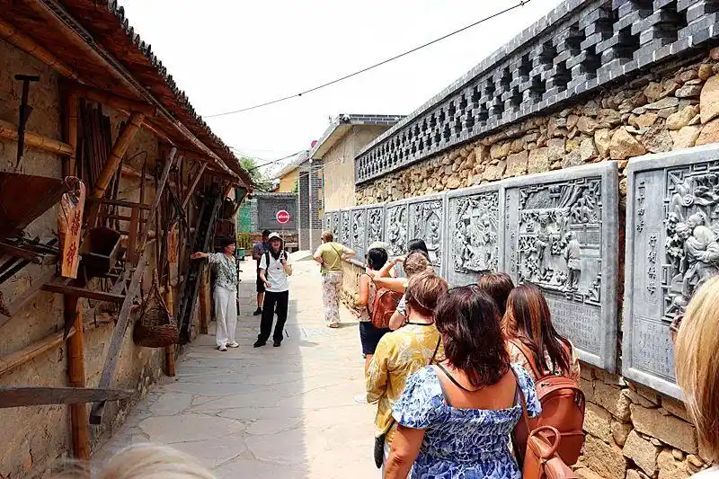 南非考察团“沉浸式”体验中国民俗！古槐路探秘→秧歌狂欢→茶山慢生活