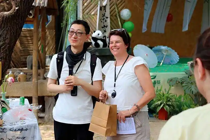 南非考察团“沉浸式”体验中国民俗！古槐路探秘→秧歌狂欢→茶山慢生活