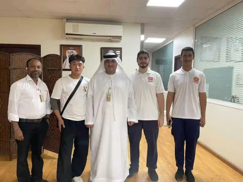 中国女子在迪拜偶遇浙C牌越野车，车主：花50天从温州开2万多公里来的