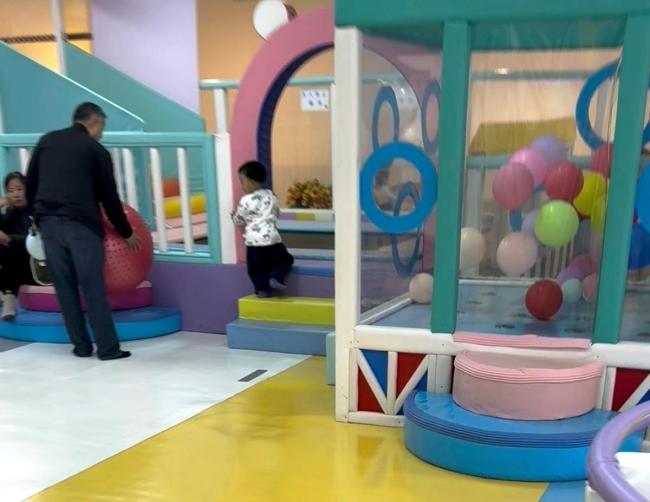 男童游乐场摔伤 家长索祛疤费遭拒 安全隐患引争议(2)