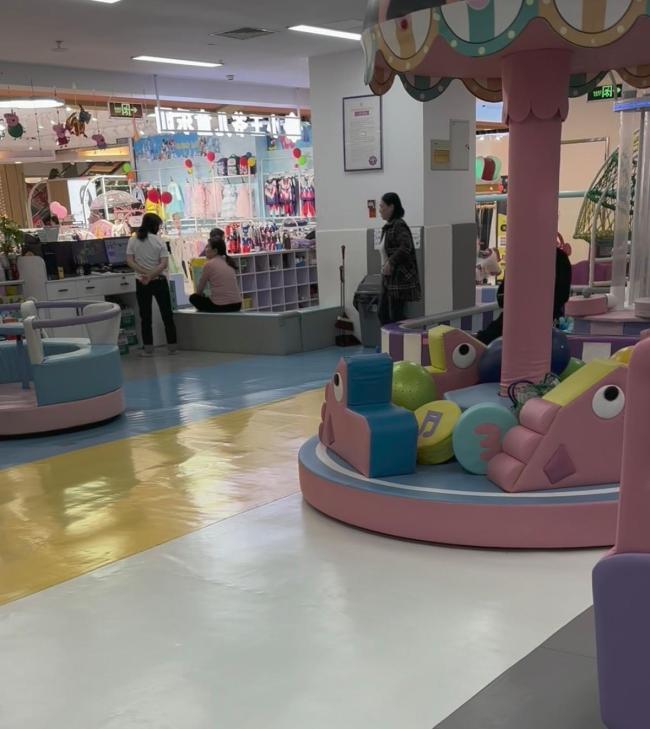 男童游乐场摔伤 家长索祛疤费遭拒 安全隐患引争议(2)