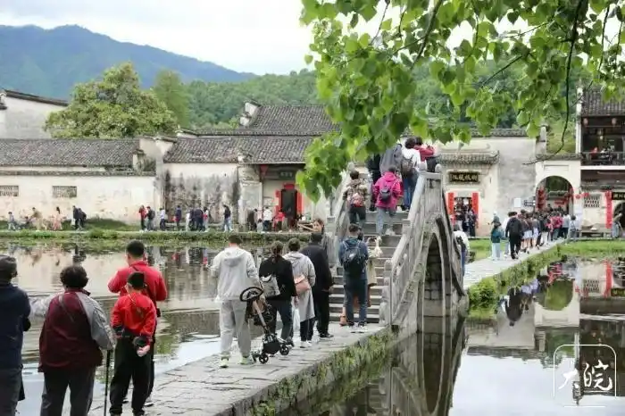 五一假期首日，黄山市游人如织