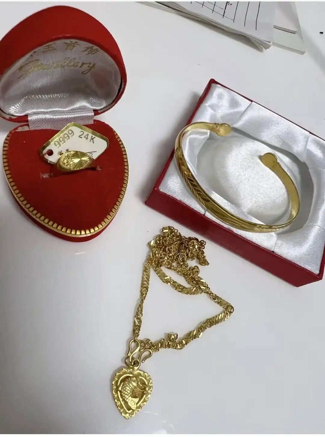 “黄金热”愁坏备婚族？有人观望两年婚事未成，有人选旧金、沙金破局｜封面深镜