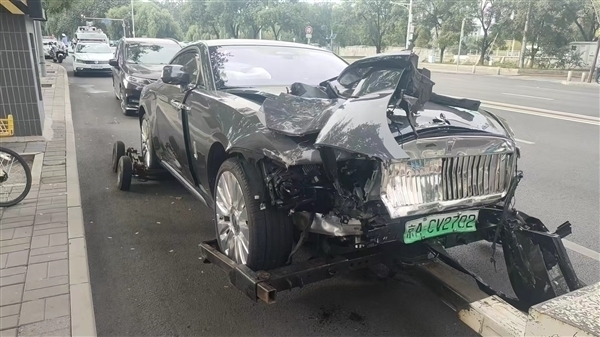 租车行为了热度 回收陈震劳斯莱斯事故车后连开三天直播