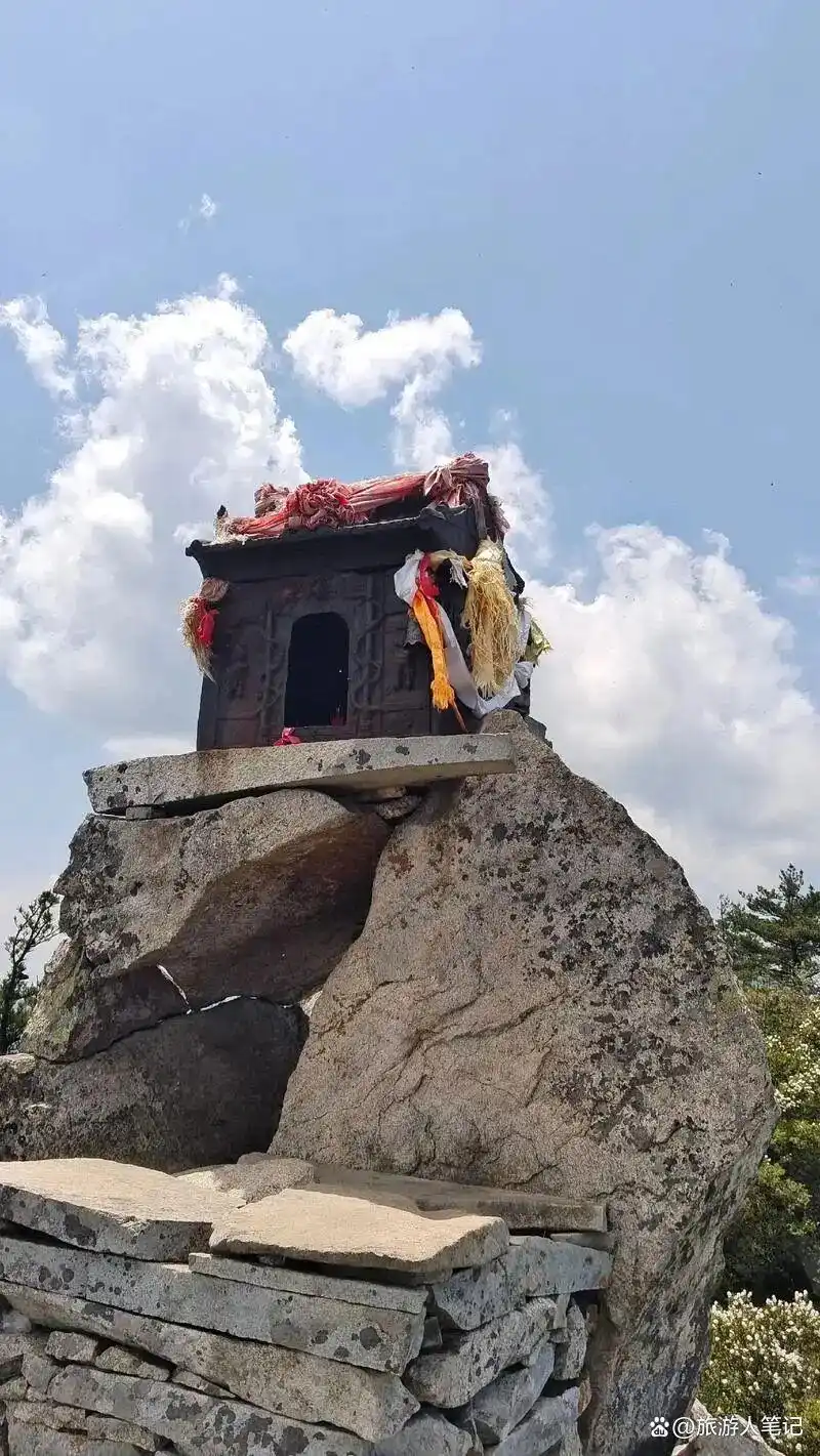 秦岭之巅千年谜题：那座惊险铁庙，如何悬立于绝壁之上？