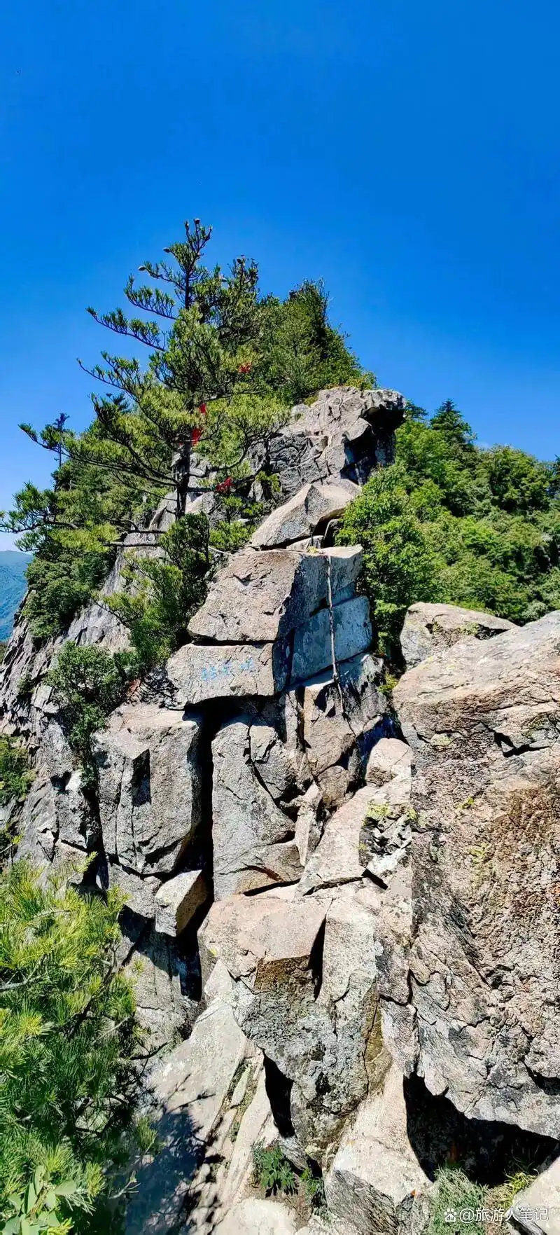 秦岭之巅千年谜题：那座惊险铁庙，如何悬立于绝壁之上？