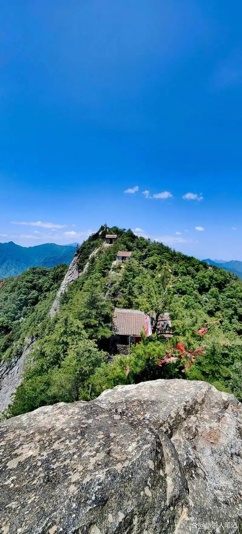 秦岭之巅千年谜题：那座惊险铁庙，如何悬立于绝壁之上？