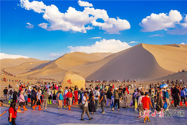 敦煌鸣沙山月牙泉景区升级服务迎客流高峰